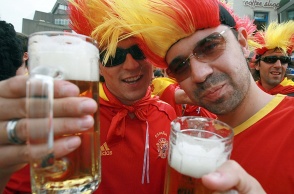 Φίλαθλοι με μπύρες ανά χείρας κατά τη διοργάνωση του Μουντιάλ