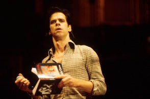 Το πλήρες στιχουργικό έργο του Nick Cave κυκλοφορεί σε ένα νέο βιβλίο - Η ποιητική πλευρά του μουσικού και η ζωή του μέσα από την ερμηνεία των στίχων του.