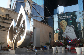 Εργάτες που καθαρίζουν έξω από το gatemall στη Ντόχα ενόψει του Παγκοσμίου Κυπέλλου FIFA Κατάρ 2022