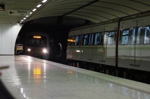 Συρμός του μετρό μπαίνει σε σταθμό