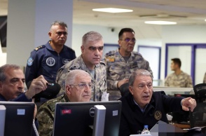 Ο υπουργός Άμυνας της Τουρκίας, Χουλουσί Ακάρ, παρακολουθούν την πορεία των αεροπορικών επιθέσεων στη Συρία