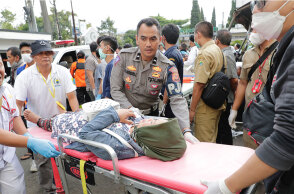 Διασώστες μεταφέρουν τραυματία από τον σεισμό στην Ινδονήσια