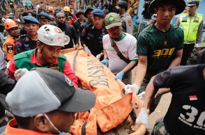 Σωστικά συνεργεία μεταφέρουν πτώμα από τον φονικό σεισμό στην Ινδονησία