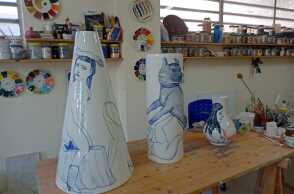 Κεραμικά ζωγραφισμένα από τον Πατ Αντρέα στο ατελιέ του Σταμάτη Φιλιππαίου