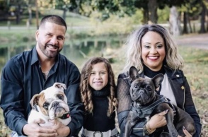 H Ντέστινι Ρίκεμπεργκ με τους γονείς της και τα σκυλιά τους