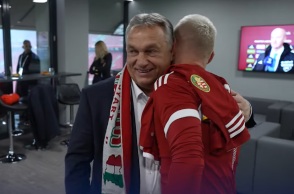 Βίκτορ Όρμπαν: Ο πρωθυπουργός της Ουγγαρίας εμφανίστηκε σε αγώνα ποδοσφαίρου με «αναθεωρητικό» χάρτη σε κασκόλ - Επίσημη απολογία ζητά η Ουκρανία.