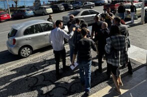 Η οικιακή βοηθός περικυκλωμένη από δημοσιογράφους