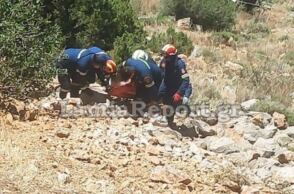 Πυροσβέστες ανασύρουν τη σορό άνδρα μετά από τροχαίο δυστύχημα στη Βόρεια Εύβοια