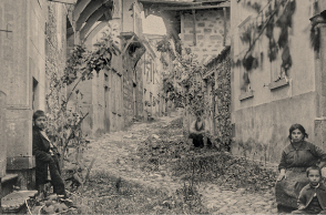 Ο δρόμος προς τον ναό της Παναγίας με κατεστραμμένα σπίτια. Αρχείο Α. Μαΐλλη 1919/23.