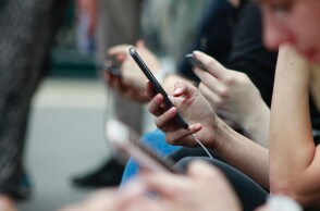 Πολίτης χρησιμοποιεί το κινητό του