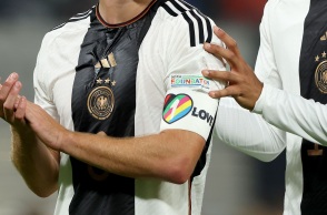 Μουντιάλ 2022: Sold out τα περιβραχιόνια «OneLove» υπέρ της ΛΟΑΤΚΙ κοινότητας - Η FIFA είχε απαγορεύσει τη χρήση τους στα γήπεδα του Κατάρ.