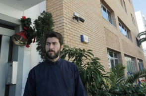 Κιβωτός του Κόσμου: Ο αδελφός του πατέρα Αντώνιου σπάει τη σιωπή του - Τι δηλώνει από τη Χίο ο πατέρας Διονύσιος για τη βροχή των καταγγελιών.