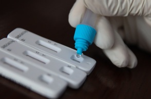 Κορωνοϊός: Ώρα αποφάσεων για τα rapid test των ανεμβολίαστων εργαζόμενων - Μέχρι πότε θα ισχύει το μέτρο, τι θα γίνει το 2023. 