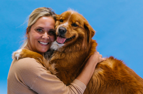 Γυναίκα με το σκυλί της