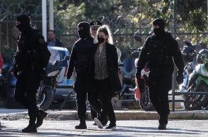 Η Ρούλα Πισπιρίγκου κατά τη μεταγωγή της στο ανακριτικό γραφείο