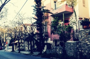 Σπίτι που έξω έχει δέντρα