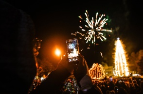 Φωταγωγήθηκε το ψηλότερο χριστουγεννιάτικο δέντρο στα Τρίκαλα - Πολίτες απαθανάτισαν τη στιγμή με το κινητό τους τηλέφωνο