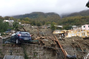 Στο νησί Ίσκια της Ιταλίας συνεχίζεται ο αγώνας των διασωστών για τον εντοπισμό αγνοουμένων - Τουλάχιστον 6 νεκροί, σκοτώθηκε νεογέννητο και ένα παιδί 6 ετών.