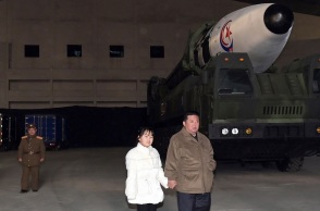 Κιμ Γιονγκ Ουν: Στόχος να γίνει η Βόρεια Κορέα η ισχυρότερη πυρηνική δύναμη στον κόσμο - Εμφανίστηκε σε στρατιωτική επιθεώρηση με την κόρη του.