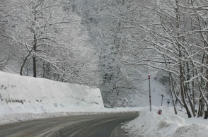 Χιόνια στο Πήλιο: Εκχιονιστικά κινούνται συνεχώς στον δρόμο Βόλου - Ζαγοράς, η θερμοκρασία έπεσε στους -2 βαθμούς στα Χάνια.