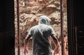 Διαρρήκτης με κουκούλα σε μπαλκόνι σπιτιού