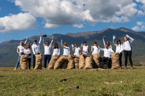 Εκπρόσωποι της Lidl Ελλάς και  του Κοινωφελούς Ιδρύματος Αθανάσιος Κ. Λασκαρίδης μαζί με εθελοντές του προγράμματος «Plastic free Greece»