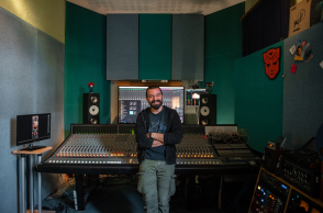 Επίσκεψη στο Unreal Studio: Ο μηχανικός ήχου Άλεξ Κετεντζιάν μιλά για τη διαδικασία ηχογράφησης, την παραγωγή και την ολοκλήρωση ενός άλμπουμ.