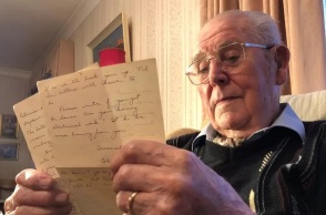 Συνεχίζουν να ανταλλάσσουν επιστολές δύο φίλοι που αλληλογραφούν από τη δεκαετία του 1930 - Η επικοινωνία ξεκίνησε στα 20 τους χρόνια.