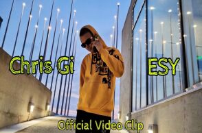 Μαθητής ΕΠΑΛ με κίτρινο φούτερ ποζάρει στο βίντεο κλιπ του τραγουδιού του σχολείου για τα ανθρώπινα δικαιώματα