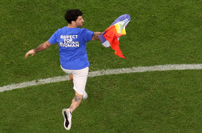 Ένας άντρας μπήκε στο γήπεδο σε αγώνα του Μουντιάλ 2022 φορώντας μπλούζα "Σεβασμός στις Ιρανές" και κρατώντας LGBTQ σημαία