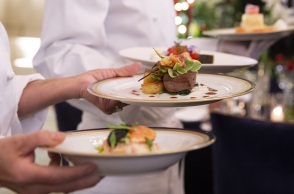 Ο Αμερικανός πρόεδρος Τζο Μπάιντεν φιλοξενεί τον Γάλλο ομόλογό του, Εμανουέλ Μακρόν, στο πρώτο επίσημο δείπνο της προεδρίας του - Το μενού του Λευκού Οίκου.