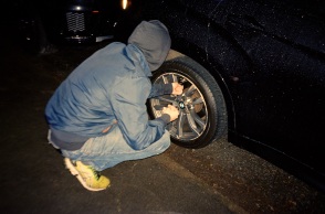 Ακτιβιστές του κλίματος στοχοποιούν SUV: Οι Tyre Extinguishers ξεφούσκωσαν λάστιχα 900 οχημάτων σε όλο τον κόσμο - Ο τρόπος δράσης και το μανιφέστο της ομάδας. 