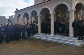 Στιγμιότυπο από την κηδεία της 21χρονης Έμμας στα Χανιά