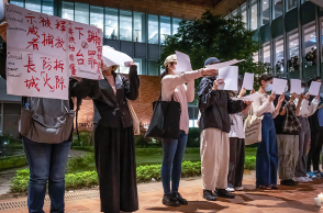 Διαδηλωτές στην Κίνα κρατούν λευκά χαρτιά κατά τη διάρκεια της διαδήλωσης ενάντια στη λογοκρισία των μηδενικών πολιτικών Covid-19