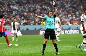 Στεφανί Φραπάρ - Η πρώτη γυναίκα που σφυρίζει σε αγώνα Μουντιάλ