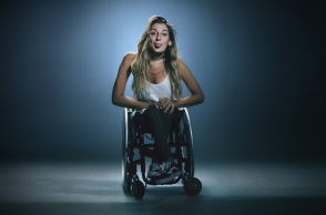 Παγκόσμια Ημέρα Ατόμων με Αναπηρία: Η Πατρίτσια Τόσκα, παραπληγική εκ γενετής, διηγείται την ιστορία της με αφορμή την ταινία «Handbrake».