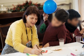 Κιβωτός του Κόσμου: Δυσανασχέτησε από την παρουσία δημοσιογράφων έξω από τη δομή της ΜΚΟ η πρεσβυτέρα - Δεν έκρυψε τα νεύρα της από τις κάμερες.