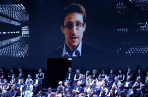 Ο κατηγορούμενος για κατασκοπεία πρώην συνεργάτης της CIA και της Εθνικής Υπηρεσίας Ασφαλείας Έντουαρντ Σνόουντεν έλαβε ρωσικό διαβατήριο - Η αντίδραση των ΗΠΑ.