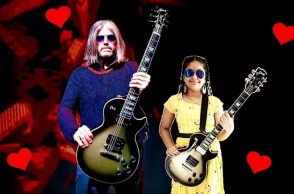 9χρονο κορίτσι εντυπωσιάζει, παίζοντας Tool με την κιθάρα που της έχει χαρίσει ο Adam Jones