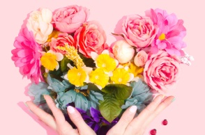 Ποιοι γιορτάζουν σήμερα 4 Δεκεμβρίου; Το εορτολόγιο της Athens Voice σου τους θυμίζει. Μην ξεχάσεις να τους δώσεις τις καλύτερες ευχές σου!