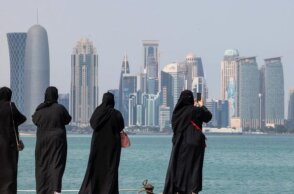 Γυναίκες με καλυμμένα τα σώματά τους στο Κατάρ