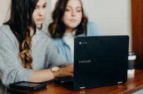 Η Λι Γιανγκ-χι γίνεται η πρώτη γυναίκα πρόεδρος της Samsung - Ανοίγει η διοίκηση του νοτιοκορεατικού κολοσσού σε μέλη εκτός της ιδρυτικής οικογένειας. 