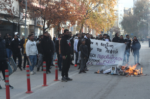 Επεισόδια έξω από τα δικαστήρια της Θεσσαλονίκης από συγκεντρωμένους Ρομά, συγγενείς του 16χρονου, που δέχθηκε πυροβολισμό από αστυνομικό στο κεφάλι