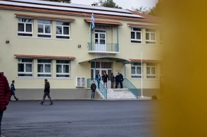Άτομα στο προαύλιο του σχολείου όπου σκοτώθηκε ο 11χρονος μαθητής στις Σέρρες