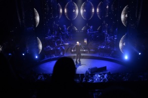 Θανάσης Αλευράς: Η παράστασή του στο Vox «40 + βγαίνω» και ο super showman που γεμίζει τις αίθουσες και ενθουσιάζει το κοινό.