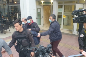 Γυναικοκτονία στον Πειραιά: Ο κατηγορούμενος οδηγείται στις φυλακές