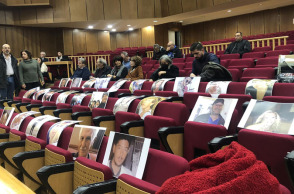 Φωτογραφίες θυμάτων στα έδρανα όπου εκδικάζεται η υπόθεση της φονικής πυρκαγιάς στο Μάτι