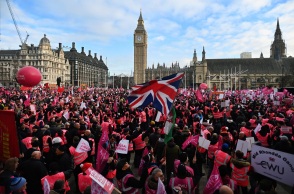Ο Βρετανός πρωθυπουργός Ρίσι Σούνακ αντιμέτωπος με απεργιακό κύμα - Στρατιωτικό προσωπικό θα επανδρώσει τις υπηρεσίες έκτακτης ανάγκης την περίοδο των γιορτών. 