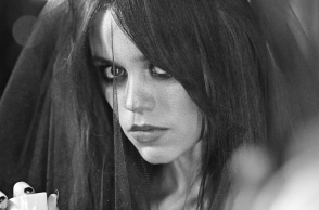 Η Lady Gaga γίνεται goth στο χορευτικό βίντεο «Bloody Wednesday» εμπνευσμένο από την νέα μόδα του TikTok