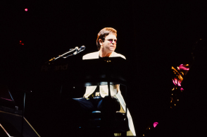 Η πρώτη συναυλία του Έλτον Τζον στην Ελλάδα, το καλοκαίρι του 1993, στην Αθήνα, στο γήπεδο της ΑΕΚ, μέσα από σπάνιες φωτογραφίες του Χρήστου Κισατζεκιάν.